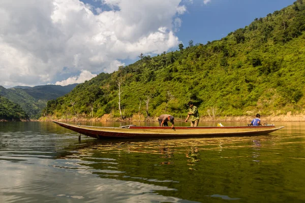 NAM OU, LAOS - 23 Kasım 2019: Phongsali 'deki Nam Ou nehrinde tekne