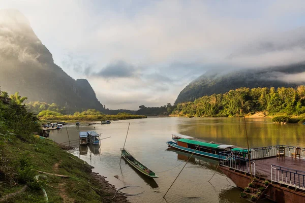 Laos 'taki Muang Ngoi Neua köyündeki Nam Ou Nehri' nde tekneler.