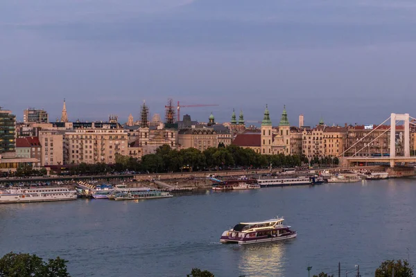 2019年8月14日 匈牙利布达佩斯多瑙河的夜景 — 图库照片