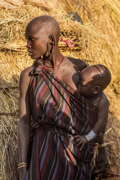 Omo Valley Εθιοπια Φεβρουαριου 2020 Κορίτσι Της Φυλής Μουρσί Στο — Φωτογραφία Αρχείου