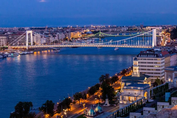 ブダペスト ハンガリーのエルゼベト ハイド橋とドナウ川の夕景 — ストック写真