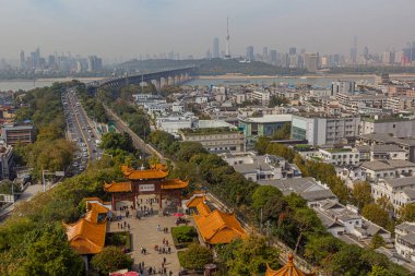 WUHAN, ÇİN - 31 Ekim 2019: Wuhan, Hubei, Çin 'deki Yangzi nehri üzerindeki ilk köprü