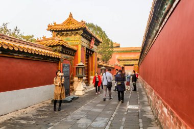BEIJING, ÇİN - 18 EKİM 2019: Çin 'in Pekin kentindeki Yasak Şehir' i ziyaret edenler