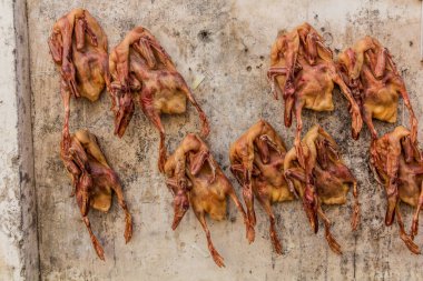Ördekler Çin 'in Anhui bölgesindeki Xidi köyünde duvarda asılı duruyor.