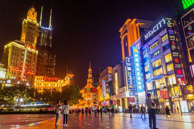 ŞANGHAI, ÇİN - 23 Ekim 2019: Shanghai, Çin 'deki Century Meydanı Gece Görüşü
