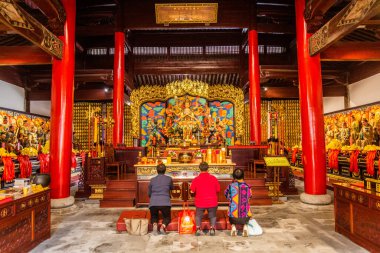 SUZHOU, ÇİN - 26 Ekim 2019: Çin 'in Jiangsu Eyaleti Suzhou' daki Taoist Gizem Tapınağı 'nda (Xuanmiao) Tapanlar
