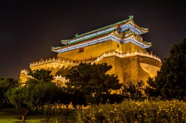 Pekin, Çin 'deki Zhengyangmen Okçuluk Kulesi' nin (Zenith Sun Kapısı) gece görüşü