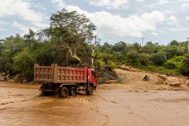 OMO VALLEY, ETHIOPIA - 4 Şubat 2020: Kamyon Etiyopya, Kizo Nehri 'ni geçiyor
