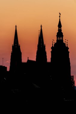 Çek Cumhuriyeti Prag 'daki St. Vitus katedrali siluetinin sabahın erken saatlerinde görüntüsü