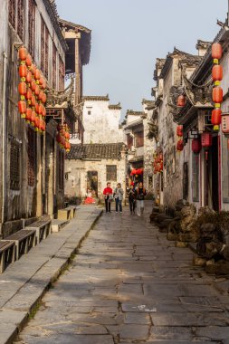 XIDI, Çin - 29 Ekim 2019: Çin 'in Anhui ilindeki Xidi köyünde eski cadde