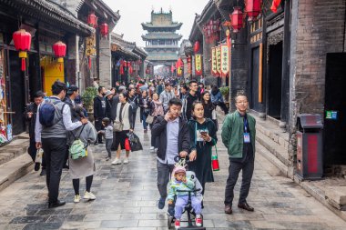 PINGYAO, ÇİN - 20 Ekim 2019: Pingayo Antik Kenti sokaklarında kalabalık