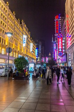 ŞANGHAI, ÇİN - 23 Ekim 2019: Şangay, Çin 'deki Nanjing Yolu' nun gece manzarası