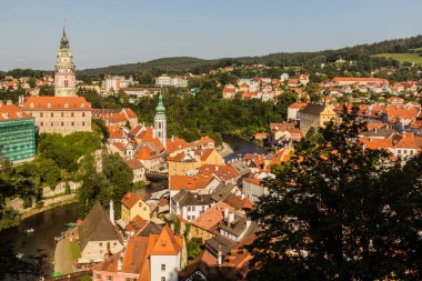 Cesky Krumlov 'un Çek Cumhuriyeti' ndeki şatosuyla hava görüntüsü.