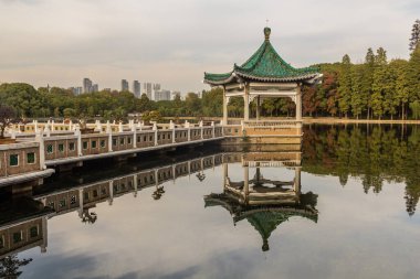 Çin 'in Wuhan kentindeki Doğu Dong Gölü' ndeki turizm bölgesi.