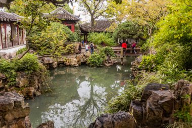 SUZHOU, ÇİN - 26 Ekim 2019: Çin 'in Jiangsu Eyaleti Suzhou' daki Çiftler Bahçesi