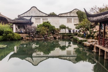 SUZHOU, ÇİN - 26 Ekim 2019: Suzhou, Jiangsu, Çin 'deki Nets Garden' ın Efendisi