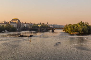 Çek Cumhuriyeti Prag 'daki Ulusal Tiyatro ve Lejyon Köprüsü