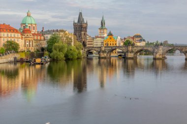 Prag 'daki Eski Şehir' in silueti Charles Köprüsü, Çek Cumhuriyeti