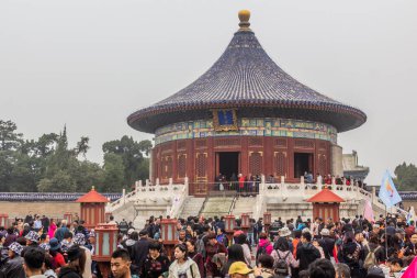 BEIJING, ÇİN - 19 Ekim 2019: kalabalık Pekin, Çin 'deki Cennet Tapınağı' ndaki Cennetin İmparatorluk Kasası 'nı ziyaret etti.