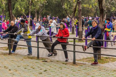 BEIJING, ÇİN - 19 Ekim 2019: Yaşlılar Pekin, Çin 'deki Cennet Parkı Tapınağı' nda egzersiz yapıyorlar