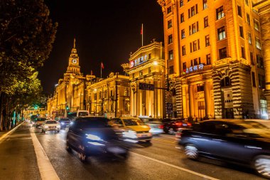 SHANGHAI, ÇİN - 24 Ekim 2019: Şangay, Çin 'deki The Bund' daki tarihi binaların gece manzarası