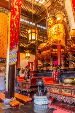SHANGHAI, ÇİN - 24 Ekim 2019: Şangay, Çin 'deki Yeşim Buda Tapınağı' nın Üç Altın Buda 'sından biri
