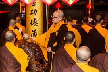 ŞANGHAI, ÇİN - 24 EKİM 2019: Şangay 'daki Yeşim Buddha Tapınağı' nda namaz kılan Budist rahipler