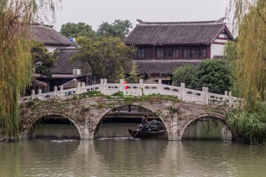 LUZHI, ÇİN - 27 Ekim 2019: Jiangsu, Çin 'deki antik Luzhi su kasabasındaki kanal