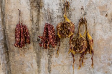 Ördekler ve sosisler Çin 'in Anhui bölgesindeki Xidi köyünün duvarında asılı.
