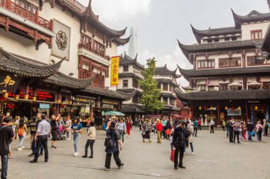 ŞANGHAI, ÇİN - 24 EKİM 2019: Çin 'in Şangay kentindeki Yuyuan Çarşısı' nda insanlar