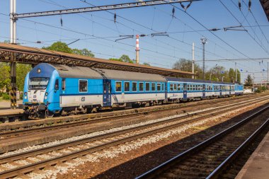 LYSA NAD LABEM, CZECHIA - 27 Nisan 2020: Lysa nad Labem, Çek Cumhuriyeti 'ndeki tren istasyonunda tren