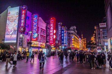 ŞANGHAI, ÇİN - 23 Ekim 2019: Şangay, Çin 'deki Nanjing Yolu' nun gece manzarası