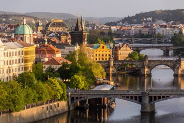 Çek Cumhuriyeti Prag 'daki Vltava nehri üzerindeki köprülerin hava manzarası