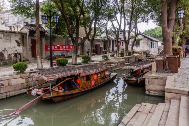 LUZHI, Çin - 27 Ekim 2019: Luzhi su kasabasındaki Kanal, Jiangsu, Çin