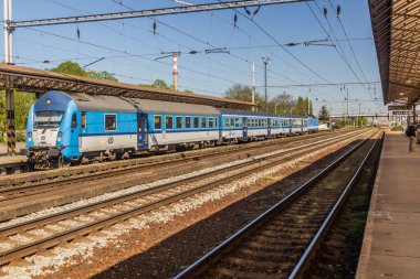 LYSA NAD LABEM, CZECHIA - 27 Nisan 2020: Lysa nad Labem, Çek Cumhuriyeti 'ndeki tren istasyonunda tren