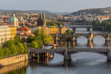 Çek Cumhuriyeti Prag 'daki Vltava nehri üzerindeki köprülerin hava manzarası