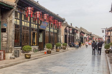PINGYAO, ÇİN - 20 Ekim 2019: Pingayo Antik Kenti sokaklarında kalabalık