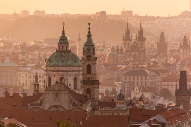 Prag, Çek Cumhuriyeti 'nin sabah manzarası. Tyn görünmeden önce Aziz Niklas Kilisesi ve Meryem Kilisesi.