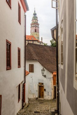 Çek Cumhuriyeti Cesky Krumlov 'da dar bir sokak manzarası