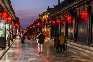 PINGYAO, ÇİN - 21 Ekim 2019: Pingayo Antik Kenti, Çin 'deki kaldırımlı bir caddenin akşam manzarası