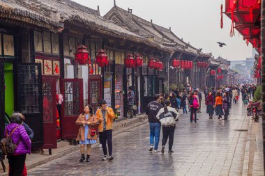 PINGYAO, ÇİN - 20 Ekim 2019: Pingayo Antik Kenti sokaklarında kalabalık