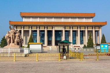BEIJING, ÇİN - 18 Ekim 2019: Pekin, Çin 'deki Tianmen Meydanı' ndaki Mao Anıt Salonu (Anıt Mezar Binası) Başkanı