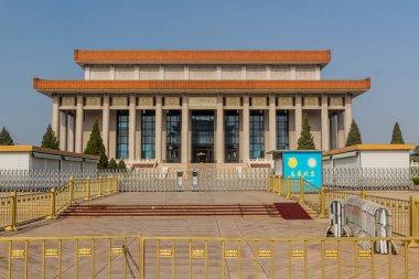 BEIJING, ÇİN - 18 Ekim 2019: Pekin, Çin 'deki Tianmen Meydanı' ndaki Mao Anıt Salonu (Anıt Mezar Binası) Başkanı