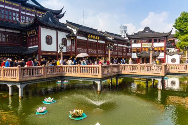 SHANGHAI, ÇİN - 24 Ekim 2019: Şangay, Çin 'deki Yuyuan Bahçesi' nde Yuyuan Köprüsü