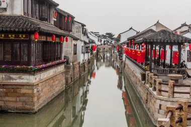 LUZHI, Çin - 27 Ekim 2019: Luzhi su kasabasındaki Kanal, Jiangsu, Çin