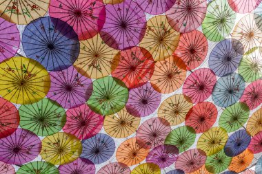 Çin 'de avluyu kaplayan renkli şemsiyeler.