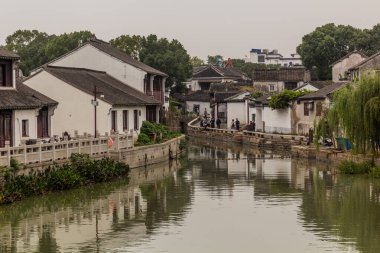 LUZHI, ÇİN - 27 Ekim 2019: Jiangsu, Çin 'deki antik Luzhi su kasabasındaki kanal