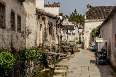 Çin 'in Anhui bölgesindeki Xidi köyünde bir sokak.