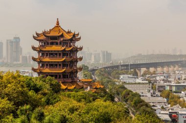 wuhan, Çin kulede sarı vinç