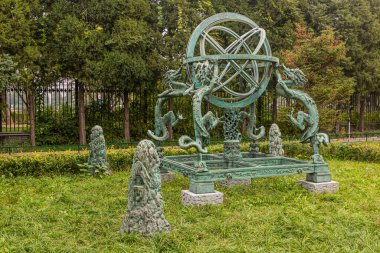 BEIJING, ÇİN - 17 Ekim 2019: Pekin, Çin 'deki Antik Gözlemevi' nde Armillary Sphere